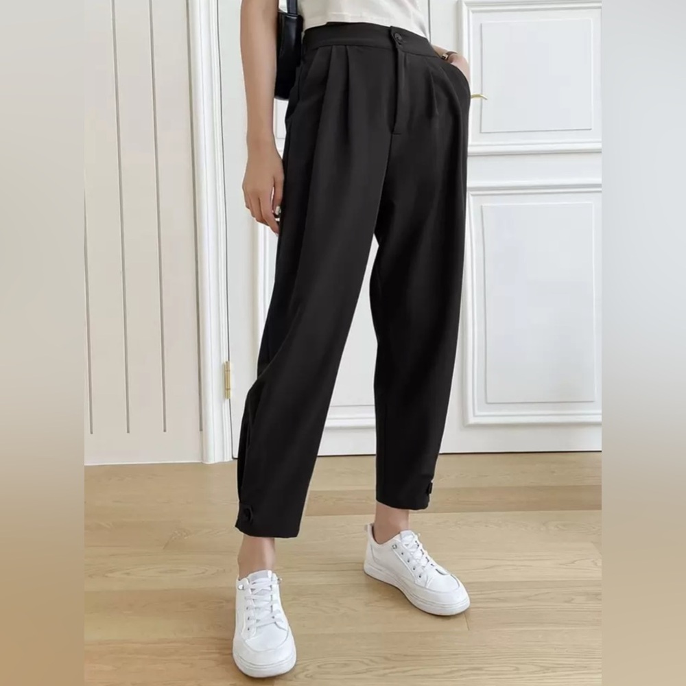 Black Cropped Ankle Pants with Tapered Silhouette